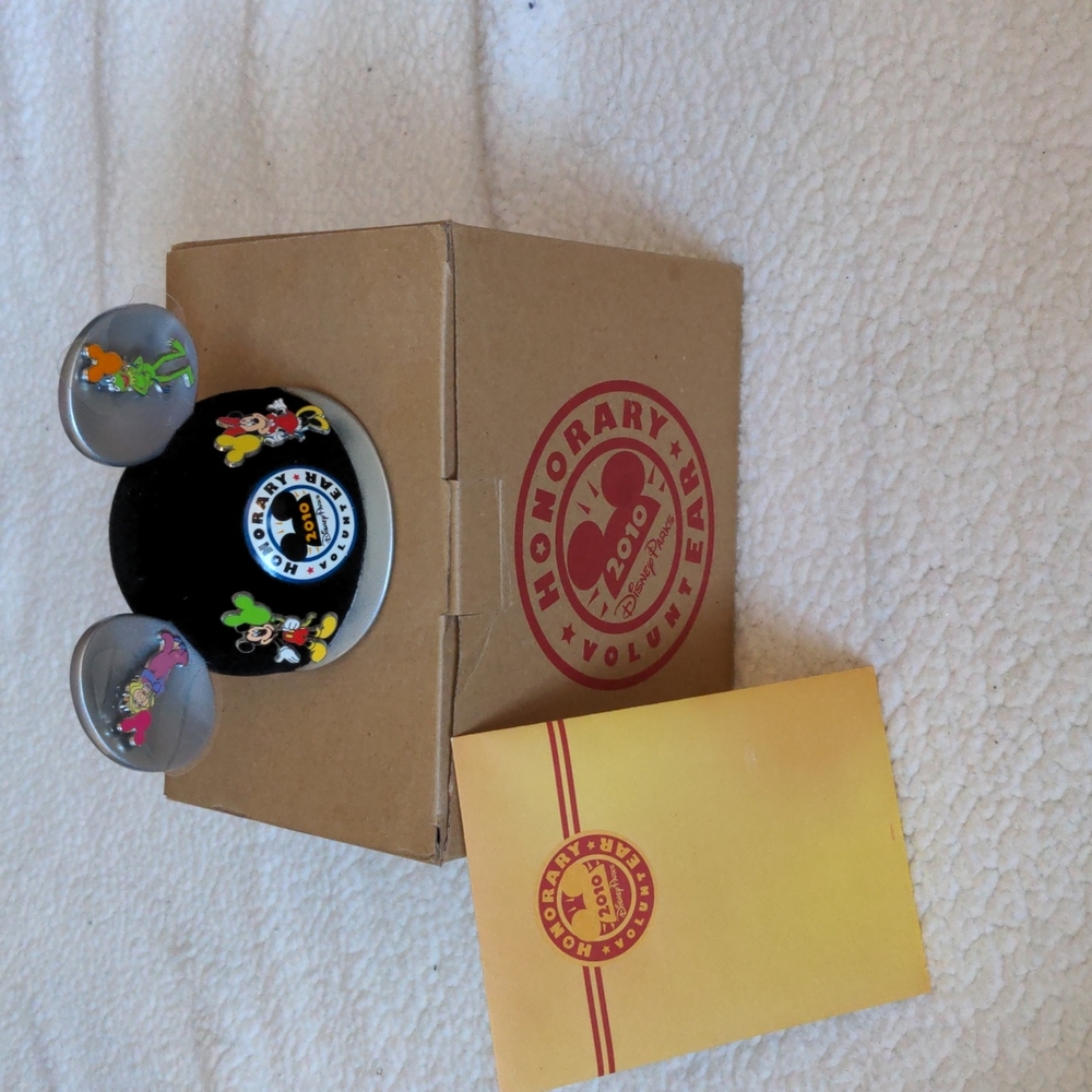 Honorary VoluntEAR 2010 hat with pins Disney collector item